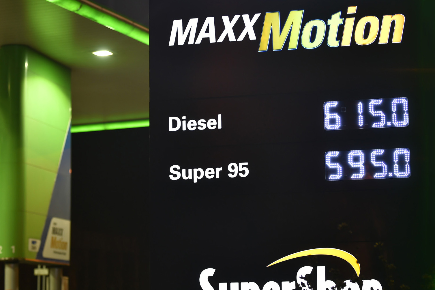 Lerántottuk a leplet a védett, ársapkás benzinről: kiderült, mennyit visz el az állam