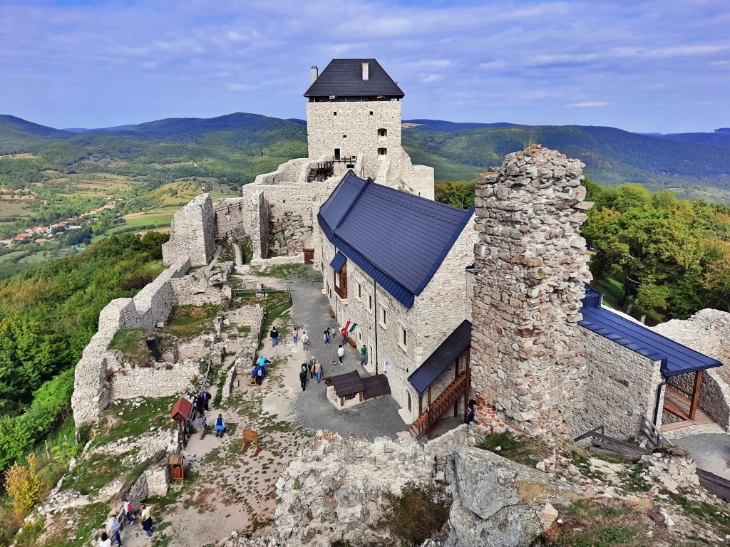 kozepkori vartura regeci var